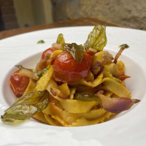 Fettuccina al Pachino con guanciale croccante e crema di basilico